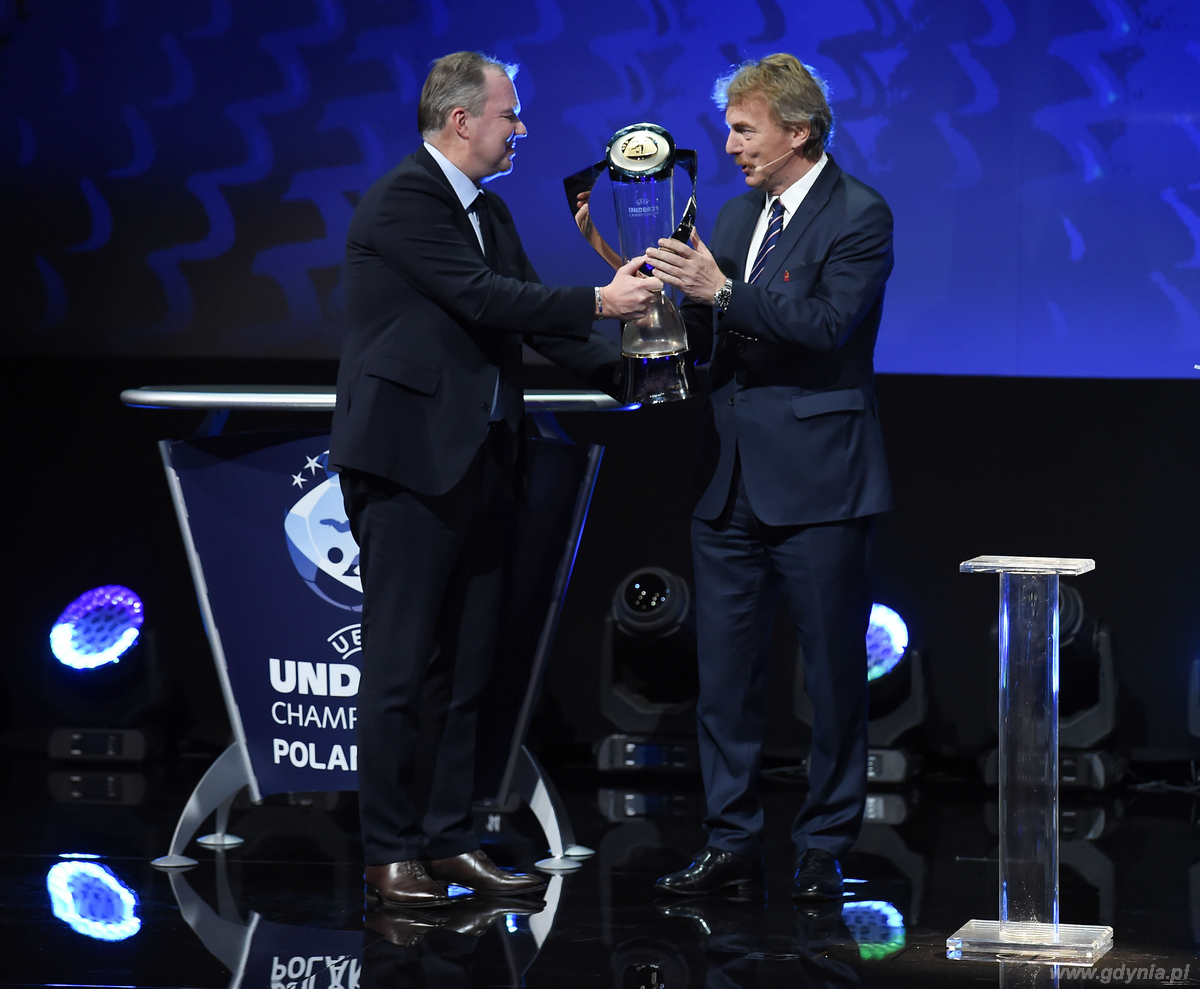 Prezes Szwedzkiego Związku Piłki Nożnej przekazuje Zbigniewowi Bońkowi prezesowi PZPN puchar UEFA EURO U21, fot. UEFA