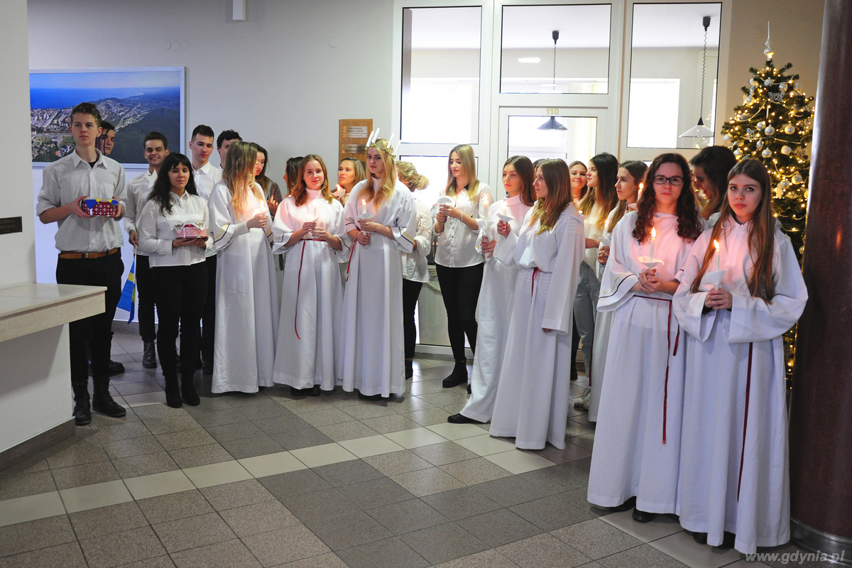 Uczniowie II Liceum Ogólnokształcącego odwiedzili Urząd Miasta Gdyni z okazji Święta Światła, fot. Michał Kowalski