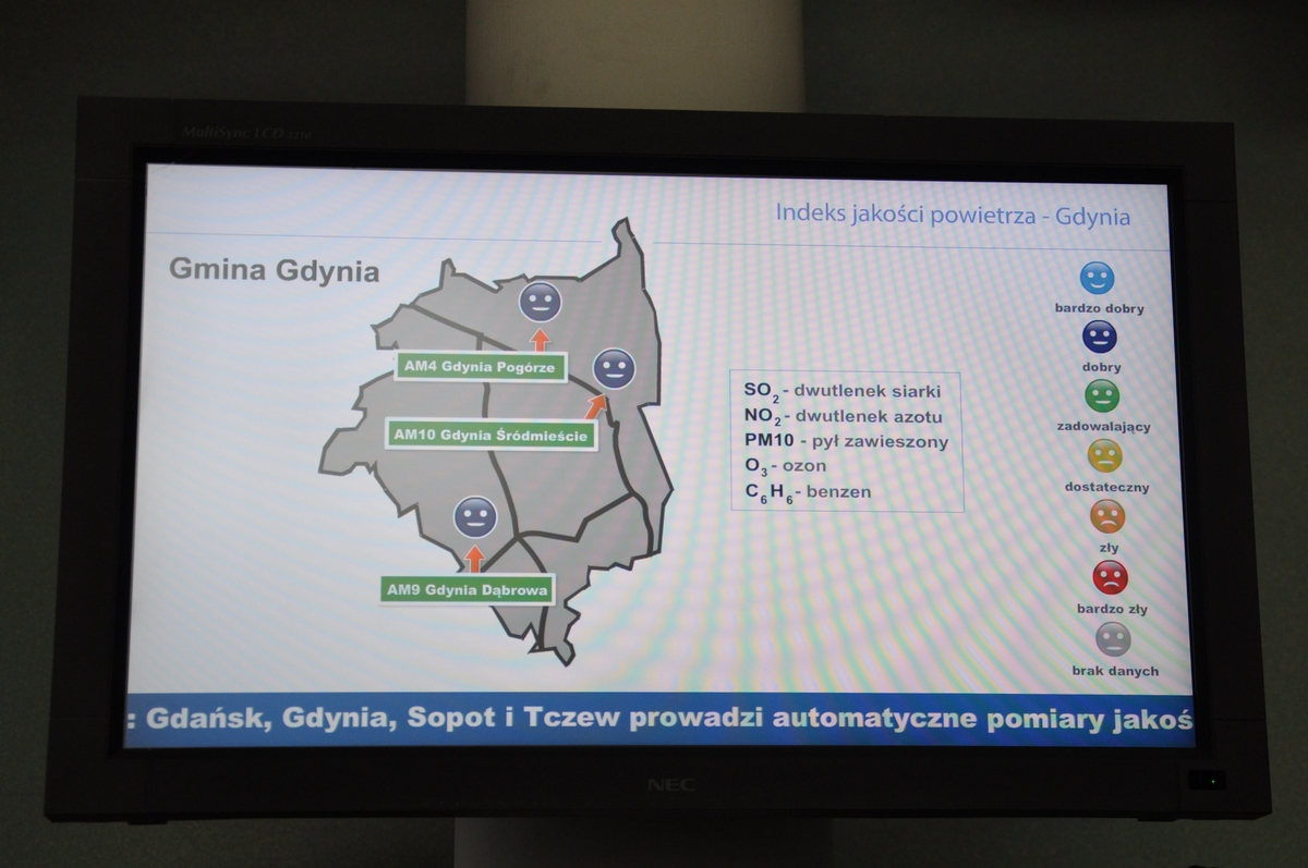 Monitor Fundacji ARMAAG zainstalowany w holu głównym Urzędu Miasta Gdyni /fot. Dorota Nelke