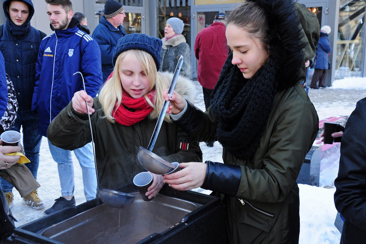 Częstowanie gorącą czekoladą przed Gdynia InfoBox, fot. Michał Kowalski