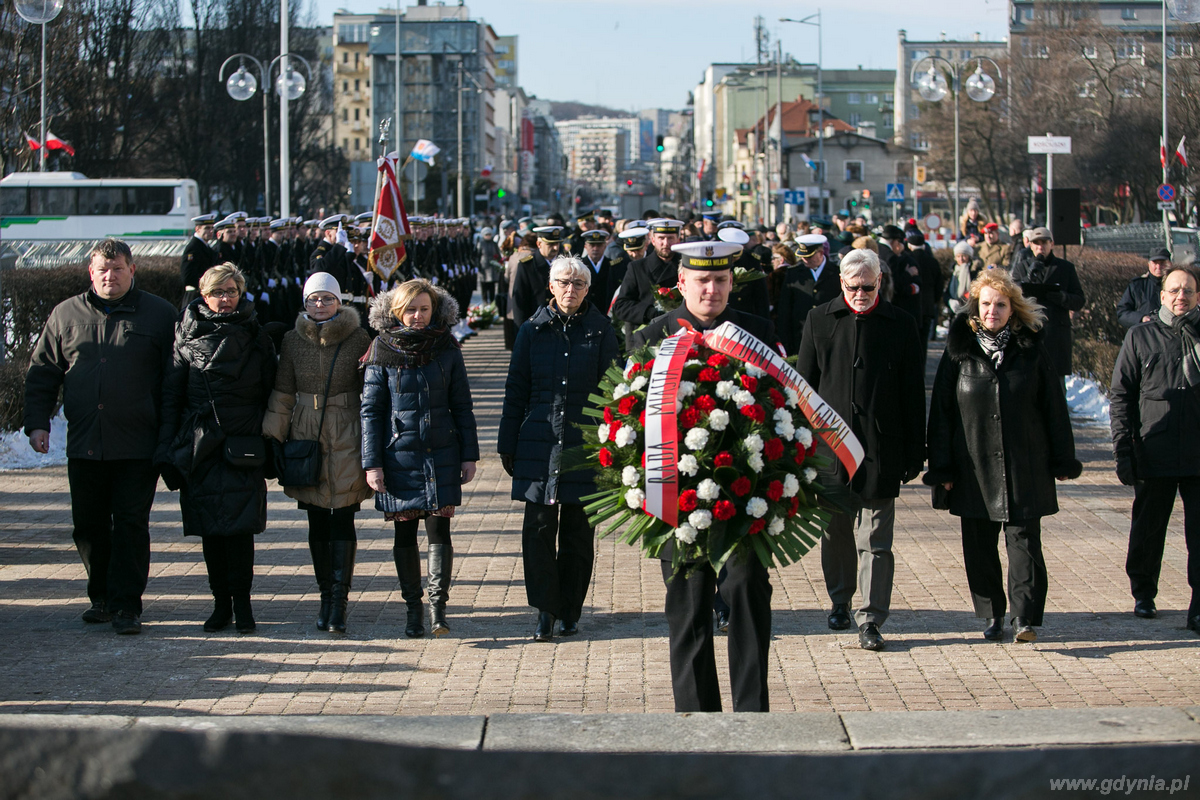 Złożenie kwiatów pod płytą pomnika Marynarza Polskiego z udziałem władz miasta i przedstawicieli gdyńskich instytucji i firm, fot. Karol Stańczak