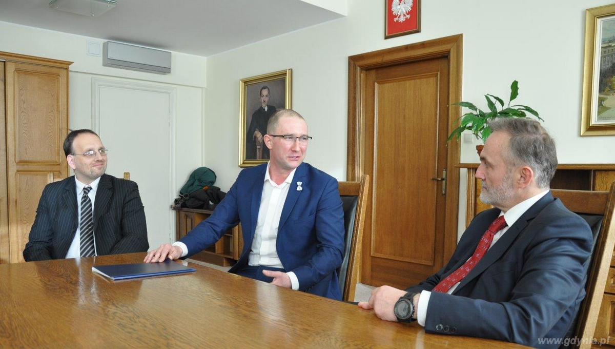 Od lewej prezydent Gdyni Wojciech Szczurek, Łukasz Kolasa i wiceprzewodniczący Rady Miasta Gdyni Andrzej Bień, fot. Dorota Nelke