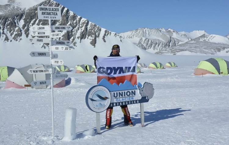 Krzysztof Sabisz na tle Lodowca Unii na Antarktydzie