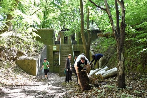 Prace porządkowe na drodze przy stanowisku artyleryjskim po byłej 11. BAS (fot. materiały pana Dariusza Dębskiego)