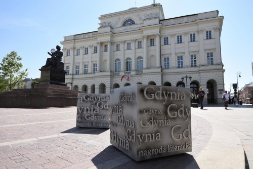 Kostki Literackie Gdynia przed pałacem Staszica - siedzibą Polskiej Akademii Nauk w Warszawie (fot. gdynia.pl)