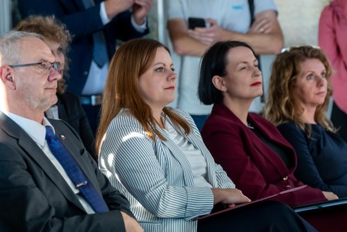 Eko Dolina przejdzie niedługo największą modernizację w swojej historii. Na zdjęciu od lewej: Piotr Szczepański, dyrektor Gabinetu Politycznego Ministerstwa Klimatu i Środowiska, Aleksandra Kosiorek, prezydent Gdyni oraz Dorota Zawadzka-Stępniak, prezes zarządu Narodowego Funduszu Ochrony Środowiska i Gospodarki Wodnej.