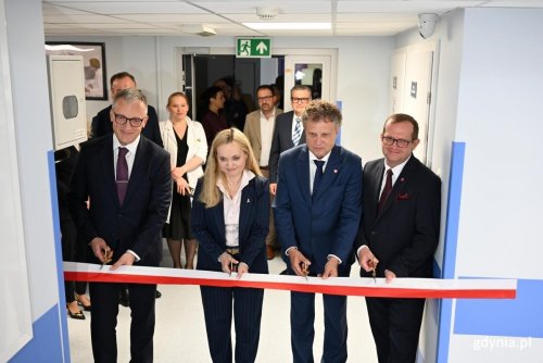 Otwarcie nowej pracowni tomografii komputerowej w CMMiT w Gdyni. Na zdjęciu widoczni od lewej: prof. Marcin Renke, dyrektor UCMMiT w Gdyni, Jolanta Sobierańska-Grenda, ministra zdrowia, Jacek Karnowski, wiceminister Funduszy i Polityki Regionalnej oraz prof. Michał Markuszewski, rektor Gdańskiego Uniwersytetu Medycznego (fot. Łukasz Kamasz)