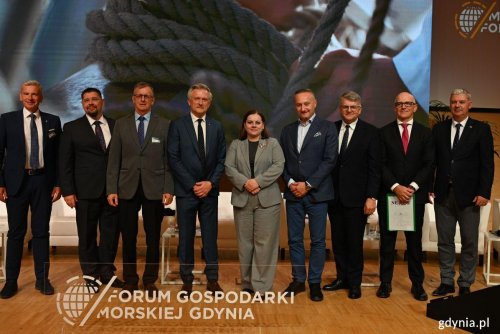 Pamiątkowe zdjęcie z 25. Forum Gospodarki Morskiej w Gdyni. W centralnym punkcie prezydent Gdyni Aleksandra Kosiorek i Sławomir Kalicki, lider Forum Gospodarki Morskiej (fot. Waldemar Ulanowski)