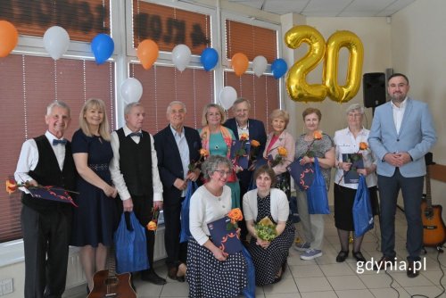 Uczestnicy jubileuszu MKS Chylonia, pierwszy od prawej dyrektor zarządzający ds. społecznych Tomasz Augustyniak (fot. Zofia Marczak)