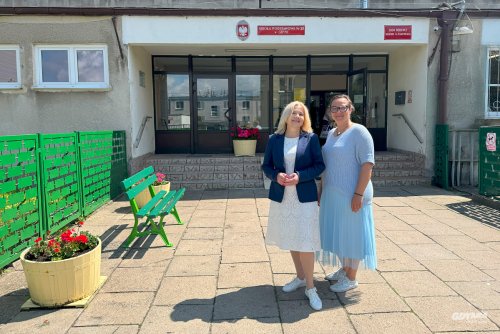 Renata Zamorowska, dyrektorka i Hanna Reiter, wychowawczyni zapraszają do klasy specjalnej I B w Szkole Podstawowej nr 23 w Gdyni (fot. Katarzyna Balcerzak)
