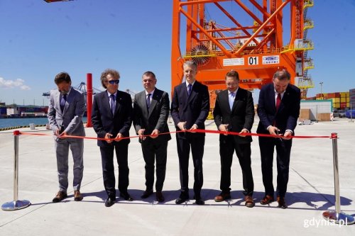 Inauguracja działalności nowej infrastruktury przeładunkowej w BCT. Na zdjęciu widoczni od lewej: Piotr Gorzeński, prezes Portu Gdynia, Jacek Karnowski, wiceminister Funduszy i Polityki Regionalnej, Adam Gawrylik, członek Zarządu Województwa Pomorskiego, Arkadiusz Marchewka, wiceminister infrastruktury, Wojciech Szymulewicz, prezes zarządu BCT oraz Tomasz Augustyniak, wiceprezydent Gdyni. (fot. Łukasz Kamasz)