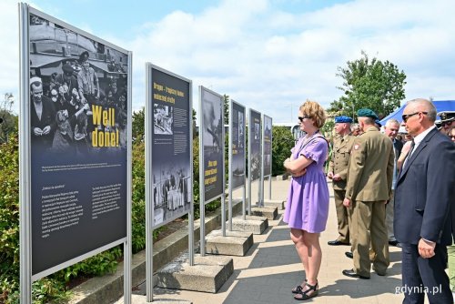 Uczestnicy uroczystego otwarcia wystawy „D-Day. Okręty polskiej Marynarki Wojennej w operacji desantowej w Normandii” oglądający ekspozycję (fot. Magdalena Czernek)