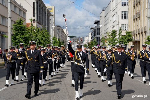 Orkiestra Reprezentacyjna Marynarki Wojennej na czele przemarszu ulicami miasta z okazji Dnia Marynarki Wojennej i Dnia Stoczniowca (fot. Mirosław Pieślak)