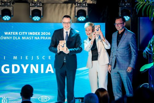 Nagrodę za pierwsze miejsce w prestiżowym rankingu Water City Index 2026 w kategorii miast na prawach powiatu odebrał Jacek Kieloch, prezes zarządu PEWIK Gdynia (fot. OEES)
