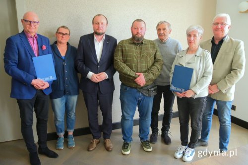 Od lewej: prezes zarządu Wojciech Kodłubański i członkini zarządu ROD „Karpaty” Monika Rutecka, dyrektor zarządzający ds. kultury i aktywności mieszkańców Mariusz Bzdęga, prezes zarządu Marcin Michalik i wiceprezes zarządu ROD im. A. Domagalskiego Ewaryst Tawkin oraz prezes zarządu Jarosław Rum i skarbnik ROD „Słoneczny” Bożena Halkeos (fot. Jakub Winiewski)