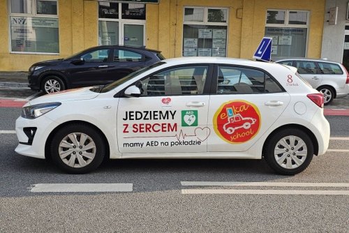 Elka School jako pierwsza w regionie wyposażyła jeden ze swoich samochodów szkoleniowych w defibrylator AED (fot. mat. własne Elka School)