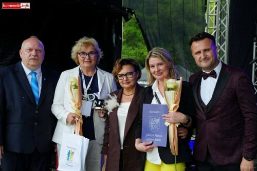 Gdynia i gdynianie zostali uhonorowani medalem Złotego Gryfa. Na zdjęciu od lewej: Robert Skrzypek – Przewodniczący Rady Miejskiej Gryfowa Śląskiego, Teresa Bysewska – Radna Miasta Gdyni, zastępca Burmistrza Gryfowa Śląskiego oraz sekretarz – Bożena Pawłowicz, Monika Strzałkowska – Radna Miasta Gdyni oraz Burmistrz Gryfowa Śląskiego Daniel Koko (mat. pras. portalu lwowecki.info)