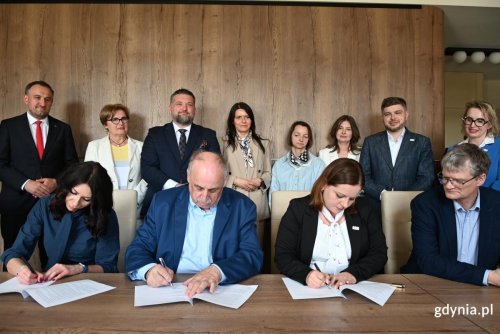 Podpisanie układu zbiorowego pomiędzy miastem a stroną związkową (fot. Łukasz Kamasz)