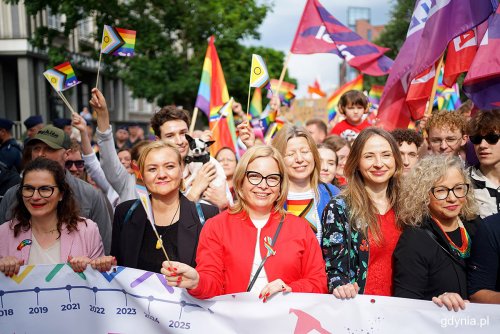 Kolorowy przemarsz na ulicy w Gdańsku, tłum, na czele kobiety - polityczki, widoczne tęczowe transparenty, banery. W pierwszym rzędzie m.in. wiceprezydentka Oktawia Gorzeńska