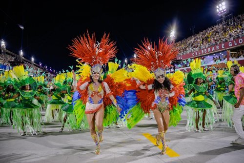 Monika (z lewej) i Magdalini Kozłowskie na czele parady w Rio de Janeiro (fot. Diego Mendes)