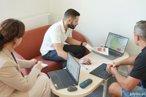 Pierwszy dyżur projektanta w Przystani Widna 2A. Na zdj. (od prawej): mieszkaniec, projektant oraz Iwona Markešić, dyrektor Biura Planowania Przestrzennego Miasta Gdyni (fot. Magda Śliżewska)