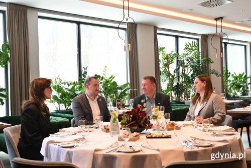 Spotkanie w My Story Hotel. Na zdjęciu od lewej: współwłaścicielka My Story Hotel Jolanta Darznik, wiceprezydent Gdyni Tomasz Augustyniak, współwłaściciel My Story Hotel Adam Rymarski oraz prezydent Gdyni Aleksandra Kosiorek (fot. Zofia Marczak)
