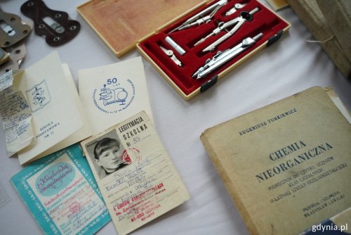 Szkoła przygotowała do wglądu pamiątki, które można było obejrzeć podczas uroczystości (fot. Magda Śliżewska)