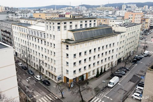 Budynek Dom Bawełny w centrum Gdyni, biała elewacja, ulice, widoczne budynki obok