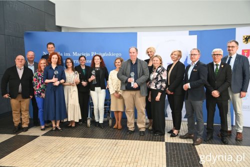 Na zdjęciu m.in.: wicemarszałek województwa pomorskiego Marcin Skwierawski, prezydent Gdyni Aleksandra Kosiorek, pełnomocniczka prezydentki Sopotu ds. kontaktów z rządem i samorządem Beata Nawrocka, a także członkowie jury i laureaci (fot. Magdalena Starnawska)
