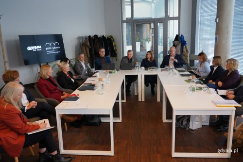 Spotkanie w Pomorskim Parku Naukowo-Technologicznym. Na zdjęciu m.in.: wiceprezydentka Gdyni Oktawia Gorzeńska, dyrektor Departamentu Edukacji Urzędu Marszałkowskiego Województwa Pomorskiego Adam Krawiec, starosta powiatu wejherowskiego Marcin Kaczmarek, naczelnik Wydziału Edukacji Iwona Tanewska, zastępca dyrektora Powiatowego Urzędu Pracy w Gdyni Milena Miksa (fot. Magdalena Starnawska)