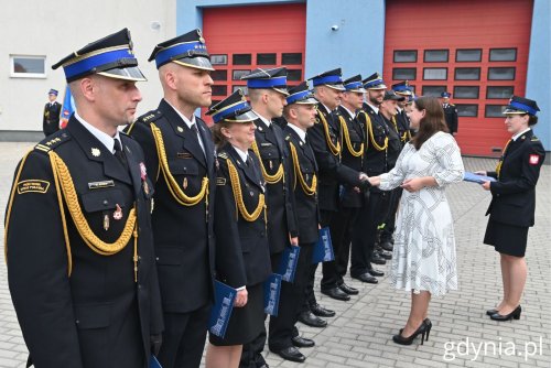 Gdyńscy strażacy odznaczeni również przez Aleksandrę Kosiorek, prezydent Gdyni (fot. Magdalena Starnawska)