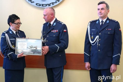 Na zdjęciu (od lewej): Komendant Miejski Policji w Gdyni mł. insp. Beata Nienadowska, Komendant Wojewódzki Policji w Gdańsku insp. Bogusław Ziemba, ustępujący Komendant Miejski Policji w Gdyni insp. Sławomir Pachura (fot. Magdalena Starnawska)