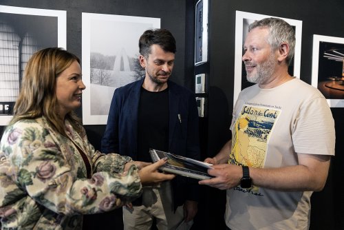 Konkurs „Gdyński Modernizm w Obiektywie” zakończony. Na zdjęciu wiceprezydentka Gdyni Oktawia Gorzeńska, Bartłomiej Ponikiewski, sekretarz konkursu oraz Mariusz Majewski, zwycięzca konkursu. (fot. Przemysław Kozłowski)