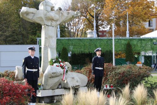 Uniwersytet Morski w Gdyni oddaje hołd pod pomnikiem „Tym, co odeszli na wieczną wachtę