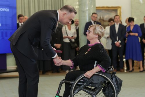 Na zdj. odznaczona Beata Wachowiak-Zwara (z prawej) i prezydent RP Andrzej Duda. Fot. Przemysław Keler/KPRP