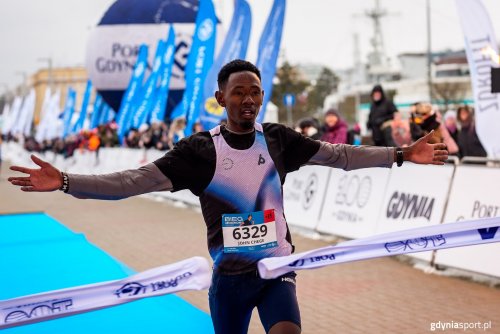 Waweru John Chege zwycięża w Biegu Urodzinowym z Portem Gdynia (fot. Dawid Linkowski)
