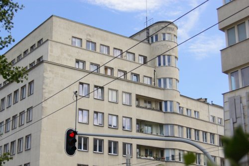 Budynek bankowca w Gdyni, widoczna elewacja, okna, sygnalizator świetlny