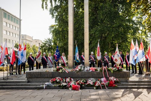 Uroczystości upamiętniające wydarzenia Sierpnia'80 pod pomnikiem Ofiar Grudnia 1970 roku na placu Wolnej Polski (fot. Karol Stańczak)