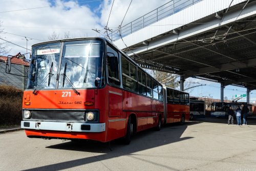 Zajezdnia PKT, zabytkowy, czerwony trolejbus przegubowy Ikarus