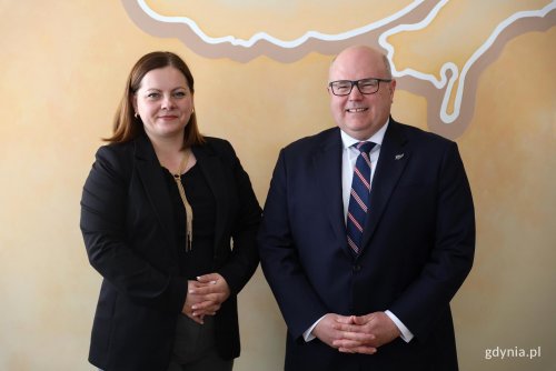 Na zdjęciu prezydent Gdyni Aleksandra Kosiorek i Paul Ballantyne pełniący funkcję ambasadora Nowej Zelandii w Polsce podczas spotkania w urzędzie miasta (fot. Karolina Szypelt)