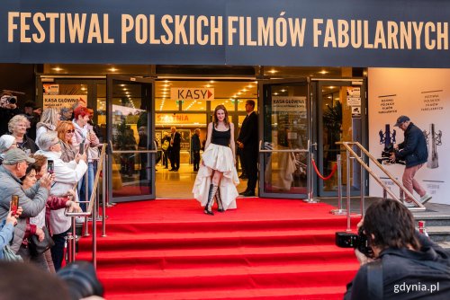 Czerwony dywan to nieodłączny element gali otwarcia i zamknięcia Festiwalu Polskich Filmów Fabularnych (fot. Karol Stańczak)