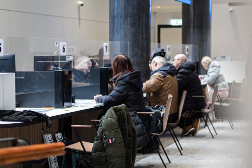 Mieszkańcy od poniedziałku (26 stycznia) znów korzystają z głównej Sali Obsług Mieszkańców w Urzędzie Miasta Gdyni (fot. Kamil Złoch)