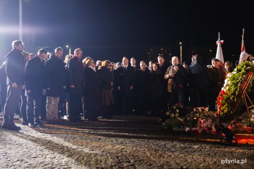 Uroczystości pod Pomnikiem Ofiar Grudnia '70. Na zdjęciu m.in.: Prezydent RP Karol Nawrocki, posłanka  Dorota Arciszewska-Mielewczyk, prezydent Gdyni Aleksandra Kosiorek, wiceprezydentka Gdyni Oktawia Gorzeńska, wiceprezydent Gdyni Tomasz Augustyniak, a także gdyńscy radni: Marek Dudziński, Anna Salomon, Łukasz Strzałkowski, Norbert Anisowicz, Anna Szpajer, oraz Przewodniczący NSZZ „Solidarność