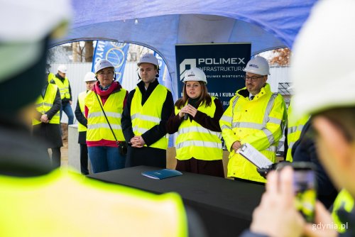 Prezydent  Gdyni Aleksandra Kosiorek, radni Gdyni: Teresa Bysewska i Norbert Anisowicz, oraz prezes zarządu Polimex Mostostal S.A. Jakub Stypuła (fot. Karol Stańczak)