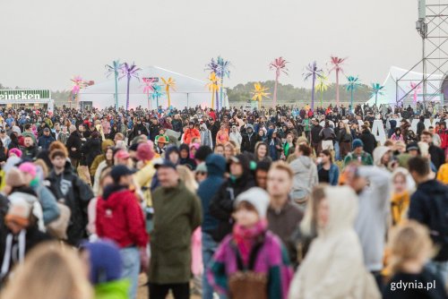 Uczestnicy Open'era na terenie miasteczka festiwalowego (fot. Karol Stańczak)