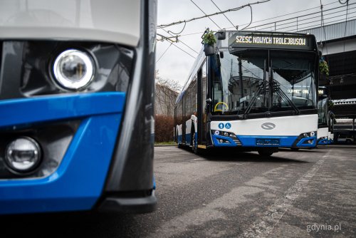 Zajezdnia PKT, dwa trolejbusy, widoczna lampa przednia, w tle drugi trolejbus
