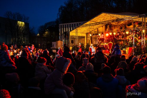 Muszla koncertowa, plac Gruwaldzki, występ na scenie, dekoracje świąteczne, widoczny tłum ludzi przed sceną