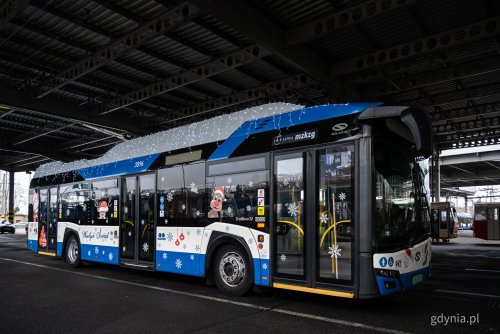 Zajezdnia PKT, pod zadaszeniem biało-niebieski trolejbus, który ma napis 