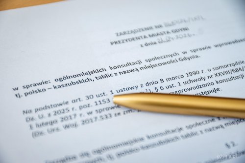 Prezydent Gdyni Aleksandra Kosiorek podpisała zarządzenie w sprawie przeprowadzenia ogólnomiejskich konsultacji społecznych w sprawie wprowadzenia dwujęzycznych tablic z nazwą miejscowości Gdynia (fot. Kamil Złoch))