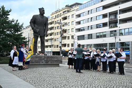 Zdjęcie archiwalne z ubiegłorocznej uroczystości przy Pomniku Antoniego Abrahama. Oprawę artystyczną zapewnił Chór „Dzwon Kaszubski” (fot. Michał Puszczewicz)